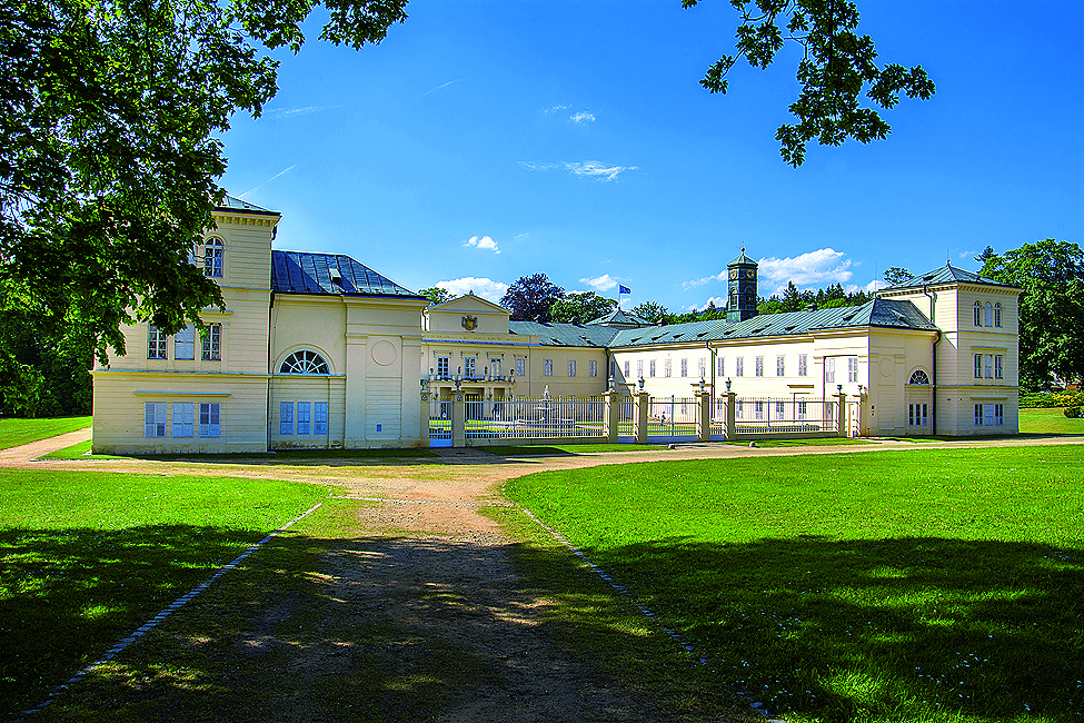 10 km od Mariánek je překrásný klasicistní zámek Kynžvart, v jehož parku se rozkládá velkolepé golfové hřiště (golfkynzvart.cz)