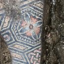 Překrásná antická podlahová mozaika se vyklubala z útrob italské vinice - Archaeologists-find-Roman-mosaic-floor-beneath-a-row-of-vines-in-Italy