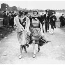 Při dostihu roku 1923 se stal vítězem mrtvý žokej - women-wearing-elegant-floral-dresses-with-wide-brimmed-straw-hats-at-the-royal-ascot-horse-racing-course-near-windsor-in-berkshire-1920s