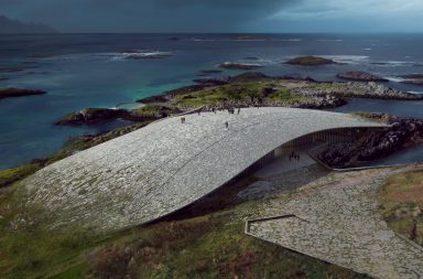 The Whale svým designem připomíná masivní skalní výběžek, který vyrůstá přímo ze zemského povrchu.