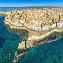 Manželství vykvetlo ze vzkazu z lahve – námořník si vzal mladičkou Italku - italy-syracuse-top-attractions-island-ortigia-foro-italico