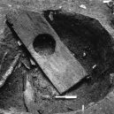 Při erfurtské latrínové tragédii ve splaškách utonulo 60+ mocných mužů - 12th-century-wooden-toilet-seat