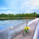 Cyklostezka vedoucí pod hladinou belgického rybníka - Fietsen-door-water-Bokrijk