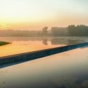 Cyklostezka vedoucí pod hladinou belgického rybníka - fietsen_door_het_water