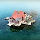 Kuriózní osamocený domek „plující“ na hladině řeky - hub-island1