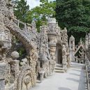 Bizarní, ale úchvatný „Le Palais idéal“. Odhodlaný pošťák jej stavil sám po neuvěřitelných 33 let - pebble-castle-sculpture-detail