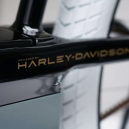 Harley-Davidson uvádí na trh elektrokolo Serial 1 inspirované jejich vůbec prvním motocyklem - Screenshot 2020-10-30 at 13.07.12