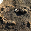 Neobvyklý hrob z doby kamenné – vedle sebe tu leží člověk a pes - w