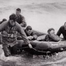 Legendární snímek pořízený během krvavé Operace Overload - beach_rescue-e1559682401373-1920×696