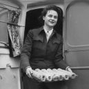 „Donut Dollies“ připravovali vojákům čerstvé donuty přímo na válečné frontě - donut-dollies-in-the-red-cross-clubmobile