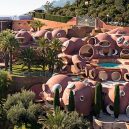 „Palais Bulles“ – růžové kuriózní sídlo se stalo domovem slavného návrháře - palais-bulles-4-1526811346