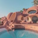 „Palais Bulles“ – růžové kuriózní sídlo se stalo domovem slavného návrháře - pierre-cardin-palais-bulles-nomad-phillips-Teresa-Herrero-Living-2