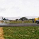 Na neobvyklém letišti Gisborne Airport letadla přístávají nad vlakovou tratí - uctrulF