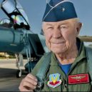 „Nejrychlejší muž na zemi“ Chuck Yeager zemřel ve věku 97 let - 8596099_120720-kabc-raw-chuck-yeager-vid