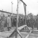 Ohrdruf – první z Američany osvobozených nacistických táborů - Ohrduf_Gallows_Eisenhower