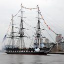 Vyplula roku 1765, přežila bitvu u Trafalgaru a činí se dodnes. HMS Victory je nejstarší lodí v aktivní službě - 1024px-USS_Constitution_fires_a_17-gun_salute