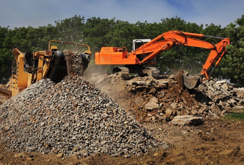 Recyklační linka kameniva či betonu je stejně hlučná a prašnější než kamenolom