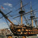 Vyplula roku 1765, přežila bitvu u Trafalgaru a činí se dodnes. HMS Victory je nejstarší lodí v aktivní službě - HMS-Victory_-_panoramio