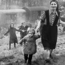 Druhá šance na život. Snímky zachycují momenty po osvobození Židů z vlaku smrti - Jewish prisoners after being liberated from a death train, 1945 small (2)