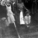 Druhá šance na život. Snímky zachycují momenty po osvobození Židů z vlaku smrti - Jewish prisoners after being liberated from a death train, 1945 small (5)