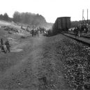 Druhá šance na život. Snímky zachycují momenty po osvobození Židů z vlaku smrti - Jewish prisoners after being liberated from a death train, 1945 small (7)