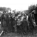 Druhá šance na život. Snímky zachycují momenty po osvobození Židů z vlaku smrti - Jewish prisoners after being liberated from a death train, 1945 small (8)