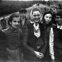 Druhá šance na život. Snímky zachycují momenty po osvobození Židů z vlaku smrti - Jewish prisoners after being liberated from a death train, 1945 small (9)