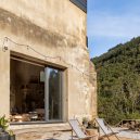 Takhle se bydlí v bývalé ruině renesančního kostela - the-church-of-tas-sopuerta-spain-designboom-11