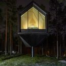 Niliaitta – moderní verze tradiční laponské stavby - the-gable-framed-cabin-hovers-gently-above-the-ground-blending-in-with-the-tall-trees