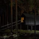 Niliaitta – moderní verze tradiční laponské stavby - the-simple-walkway-paired-with-the-single-post-impose-minimally-on-the-forest-terrain