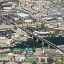 Kus starého Londýna uprostřed arizonské pouště - 1024px-London_Bridge,_Lake_Havasu_City_-_2011_(Aerial_Photo)