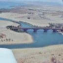 Kus starého Londýna uprostřed arizonské pouště - 1280px-London_Bridge_Lake_Havasu,_aerial_view_1973,_Film0_A_6-11-b