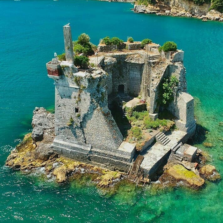 italy-hidden-gem-torre-scola-la-spezia-Liguria-Italy – Muži v Česku