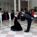 Ikonická fotka Johna Travolty s princeznou Dianou při plesu v Bílém domě - princess-Diana-john-Travolta-story-pictures (1)