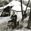 Károly Takács – jednoruký šampión - Takács_Károly_preparing_pistol_for_shooting_on_Poland-Hungary-Yugoslavia_1961