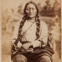 Podívejte se do tváře pravnuka velkého Sedícího Býka - 330px-Sitting_Bull_by_Goff,_1881