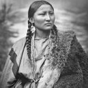 „Pretty Nose“ a jiné bojovnice z bitvy u Little Bighornu - Arapaho_woman_Pretty_Nose,_1879,_restored