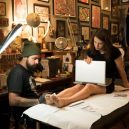 Ötziho tetování na těle mladé umělkyně - nicole-wilson-at-three-kings-tattoo