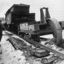 Destrukční stroj zvaný „železniční vlk“ - Schwellenpflug _rail_tracks_1