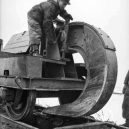 Destrukční stroj zvaný „železniční vlk“ - Schwellenpflug _rail_tracks_2