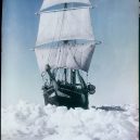 Legendární loď, Shackletonova Endurance, konečně objevena - Endurance_under_full_sail_Frank_Hurley_State_Library_NSW_a090012h